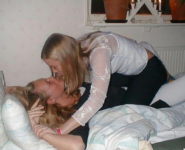 20P Kissing girls.