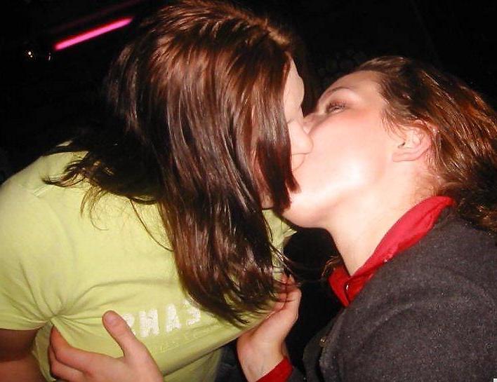 20P Kissing girls.