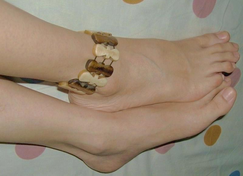 20P Sexy feet with long toes..love them