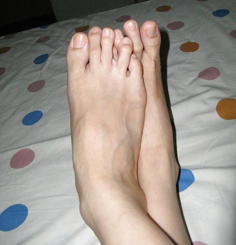 20P Sexy feet with long toes..love them
