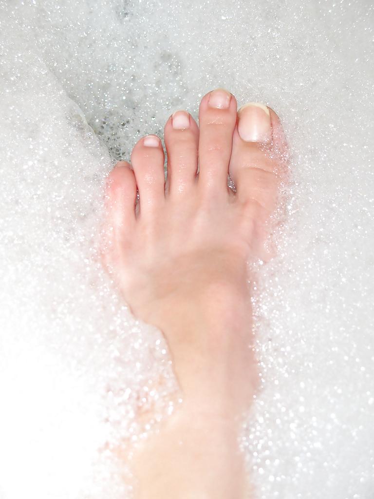20P Sexy feet with long toes..love them