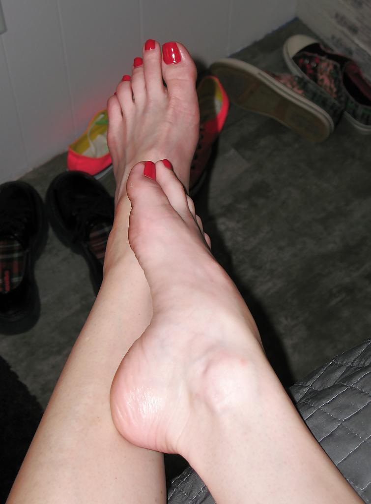 20P Sexy feet with long toes..love them