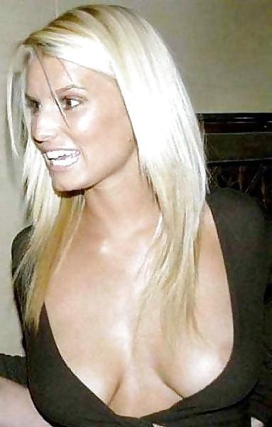 21P Jessica Simpson Cleavage