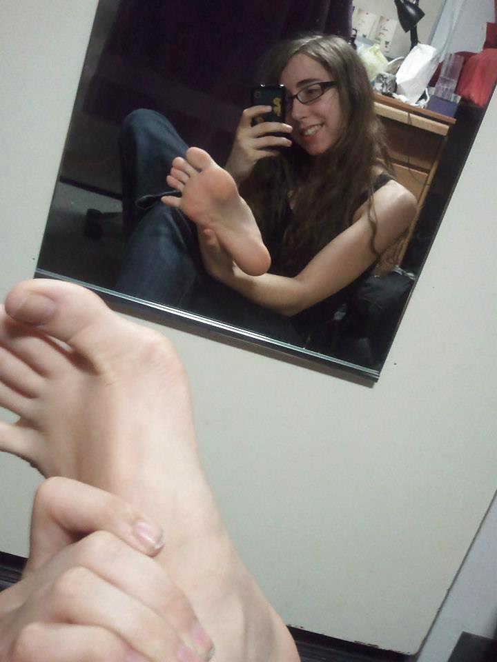 16P Friends Teen Feet