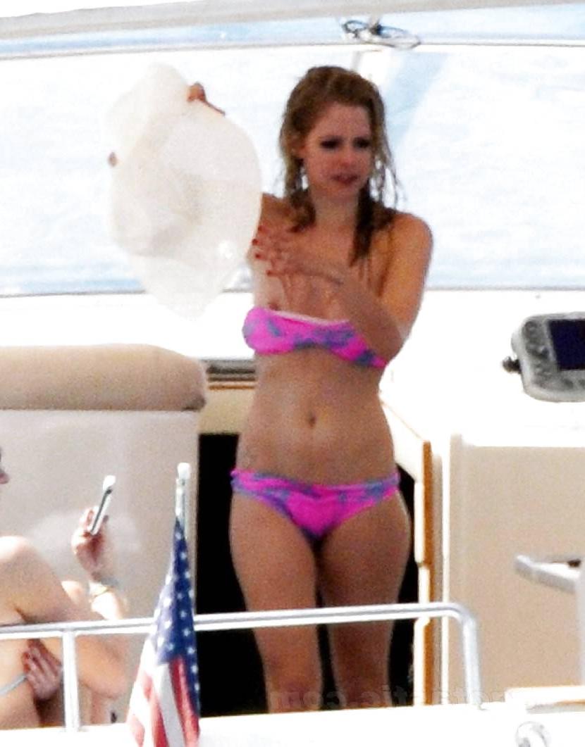 9P Avril Lavigne nip ass slip 