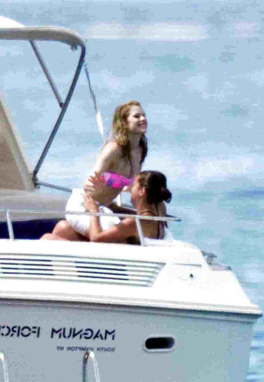 9P Avril Lavigne nip ass slip 