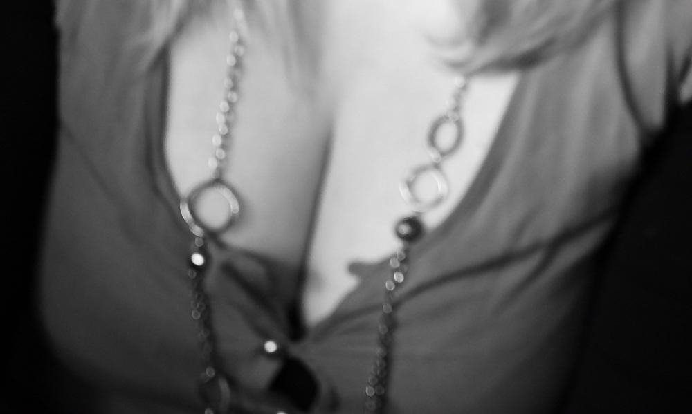 9P My wife's cleavage - le decollete de ma femme