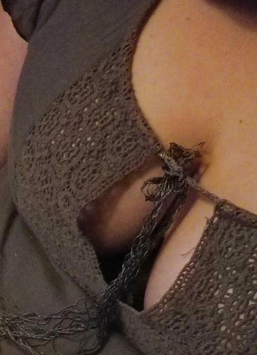 9P My wife's cleavage - le decollete de ma femme