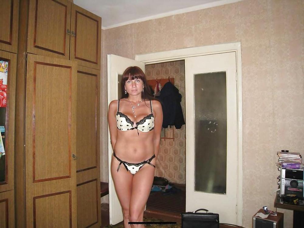 16P Naughty Milf Posing Nude