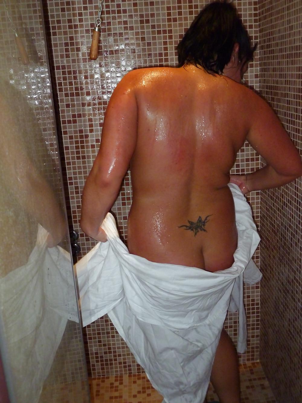 14P Sexy girl in the shower
