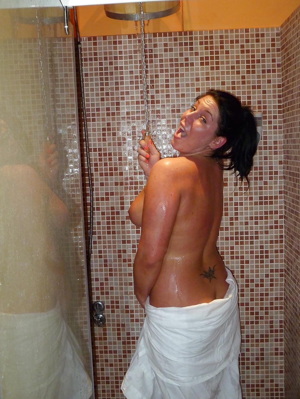 14P Sexy girl in the shower