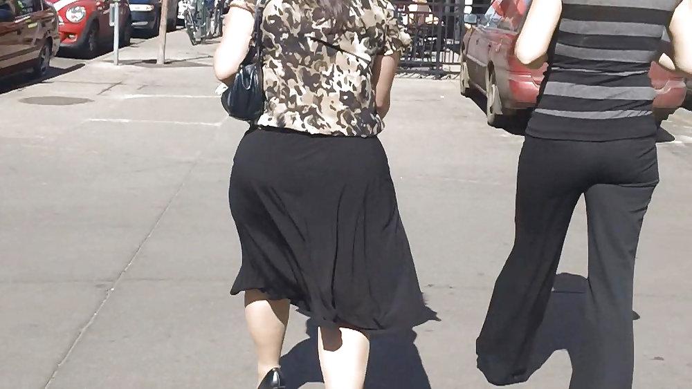 4P MONSTER ASSES BOUCING AROUND IN PUBLIC!!!!! 