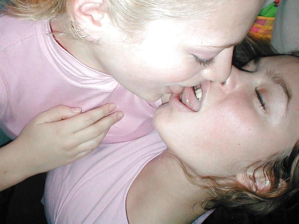 24P Kissing girls 7
