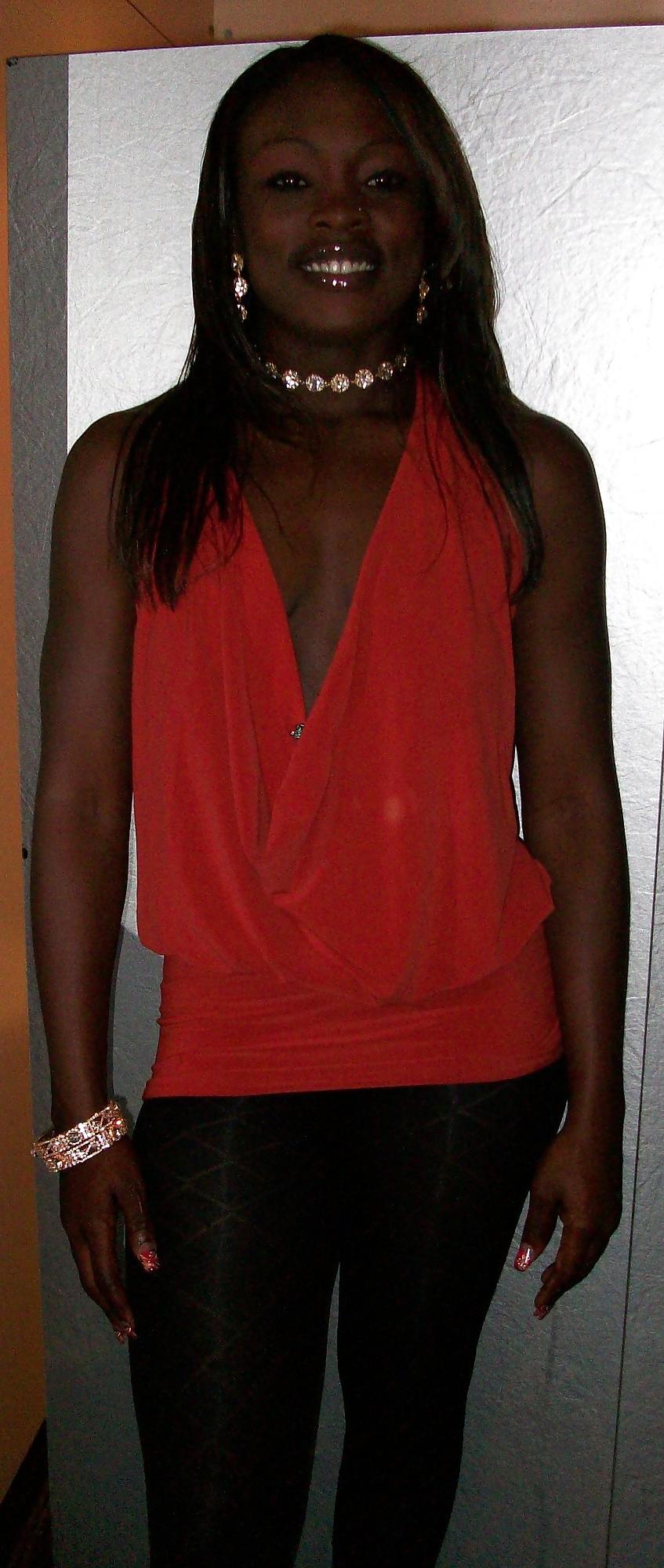 25P British Ebony Loves to Pose