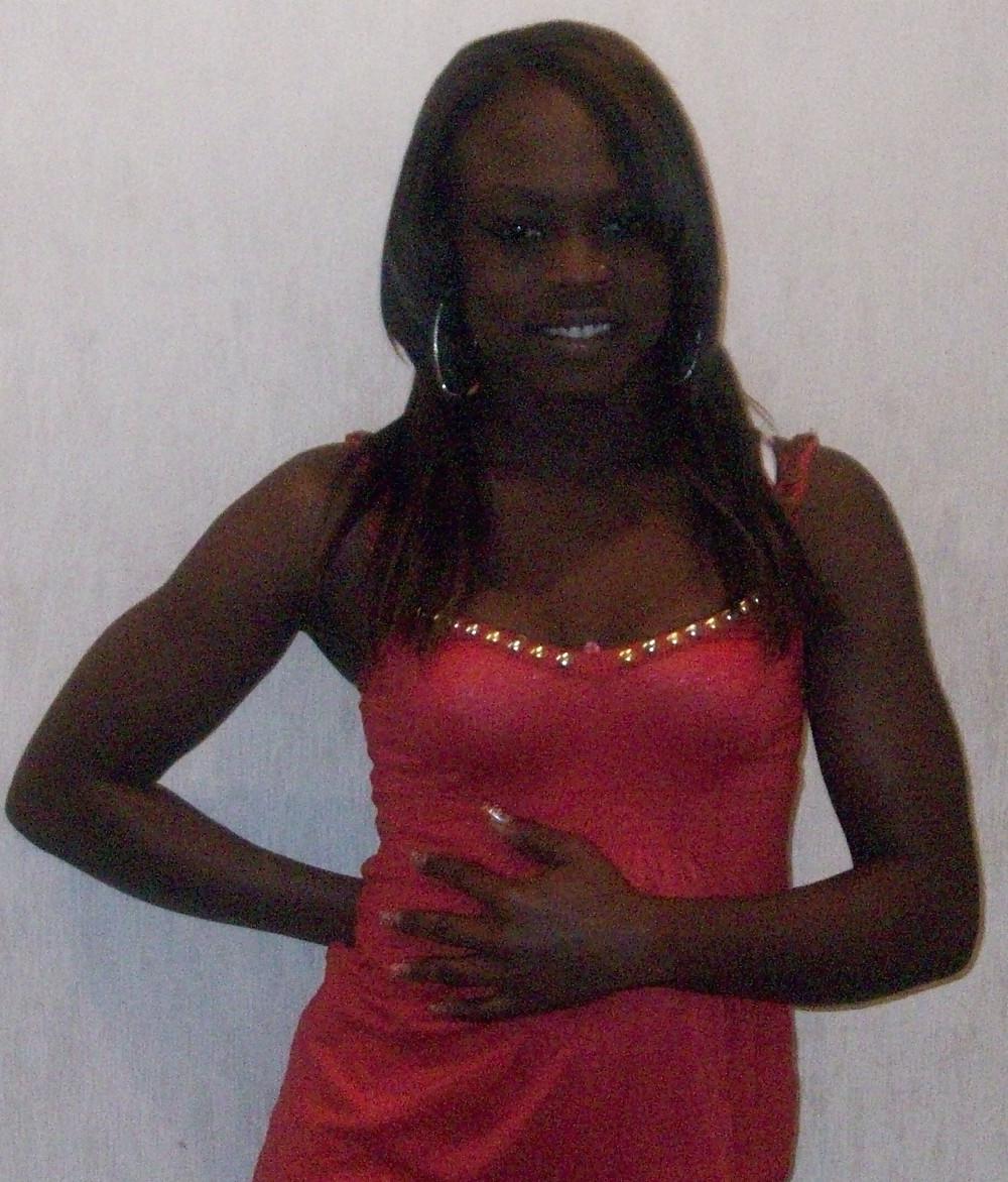 25P British Ebony Loves to Pose