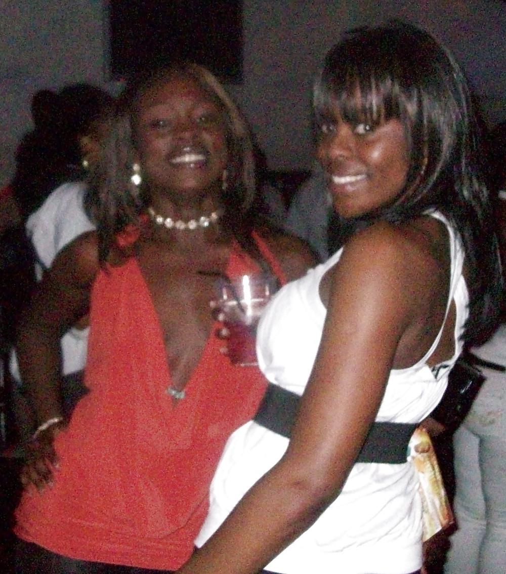 25P British Ebony Loves to Pose