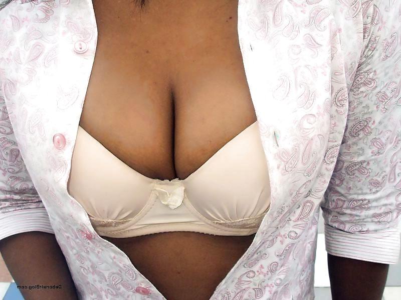 10P Hot paki bhabhi showing awesome cleavage tits and ass pics