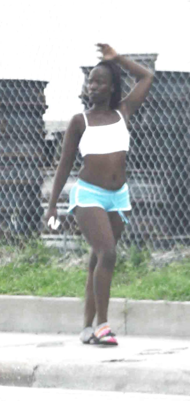 15P Black Hooker Showing Ass