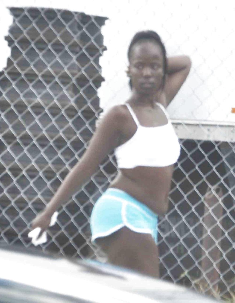 15P Black Hooker Showing Ass