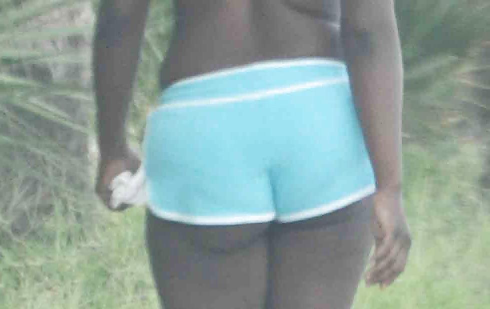 15P Black Hooker Showing Ass