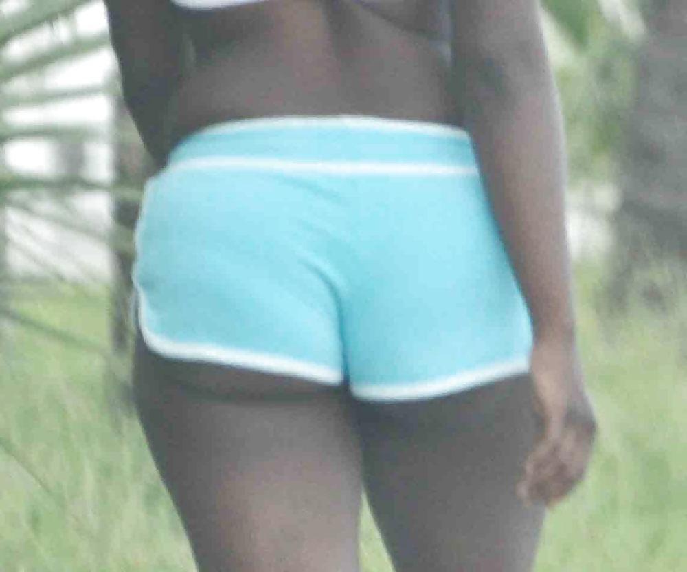 15P Black Hooker Showing Ass