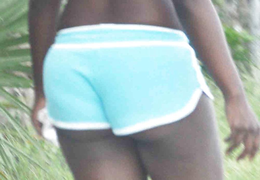 15P Black Hooker Showing Ass