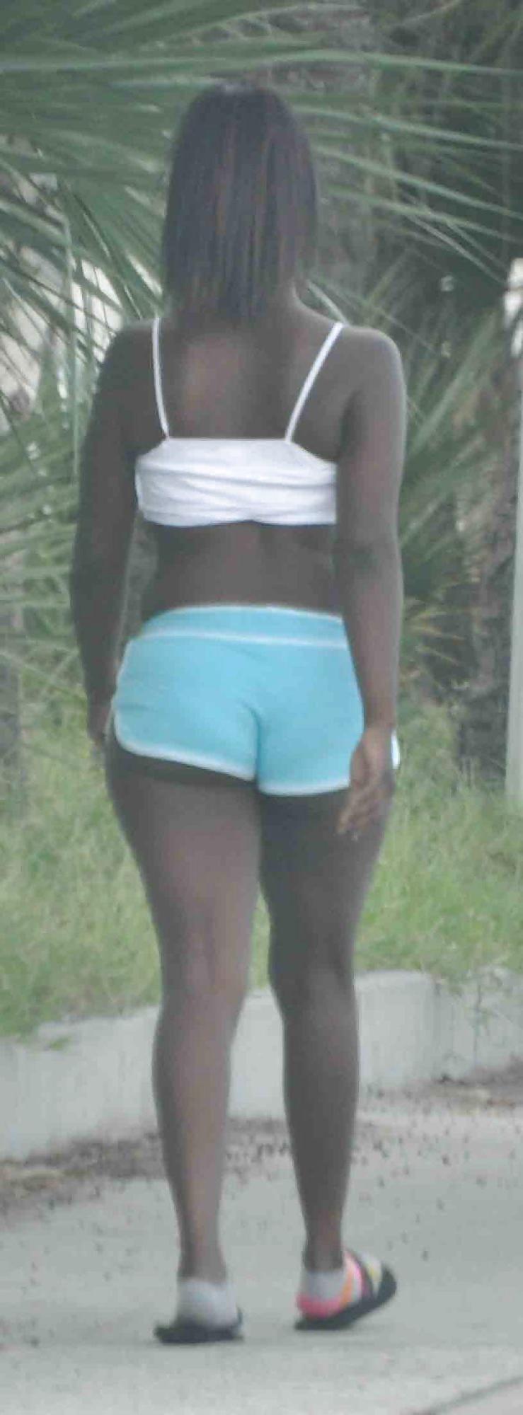 15P Black Hooker Showing Ass