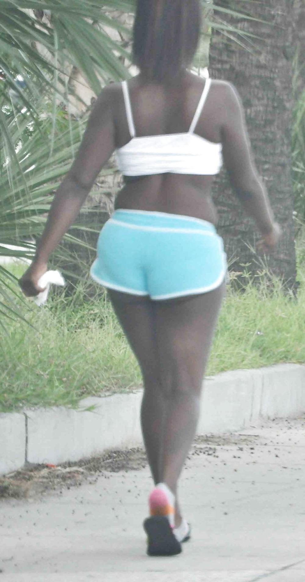 15P Black Hooker Showing Ass