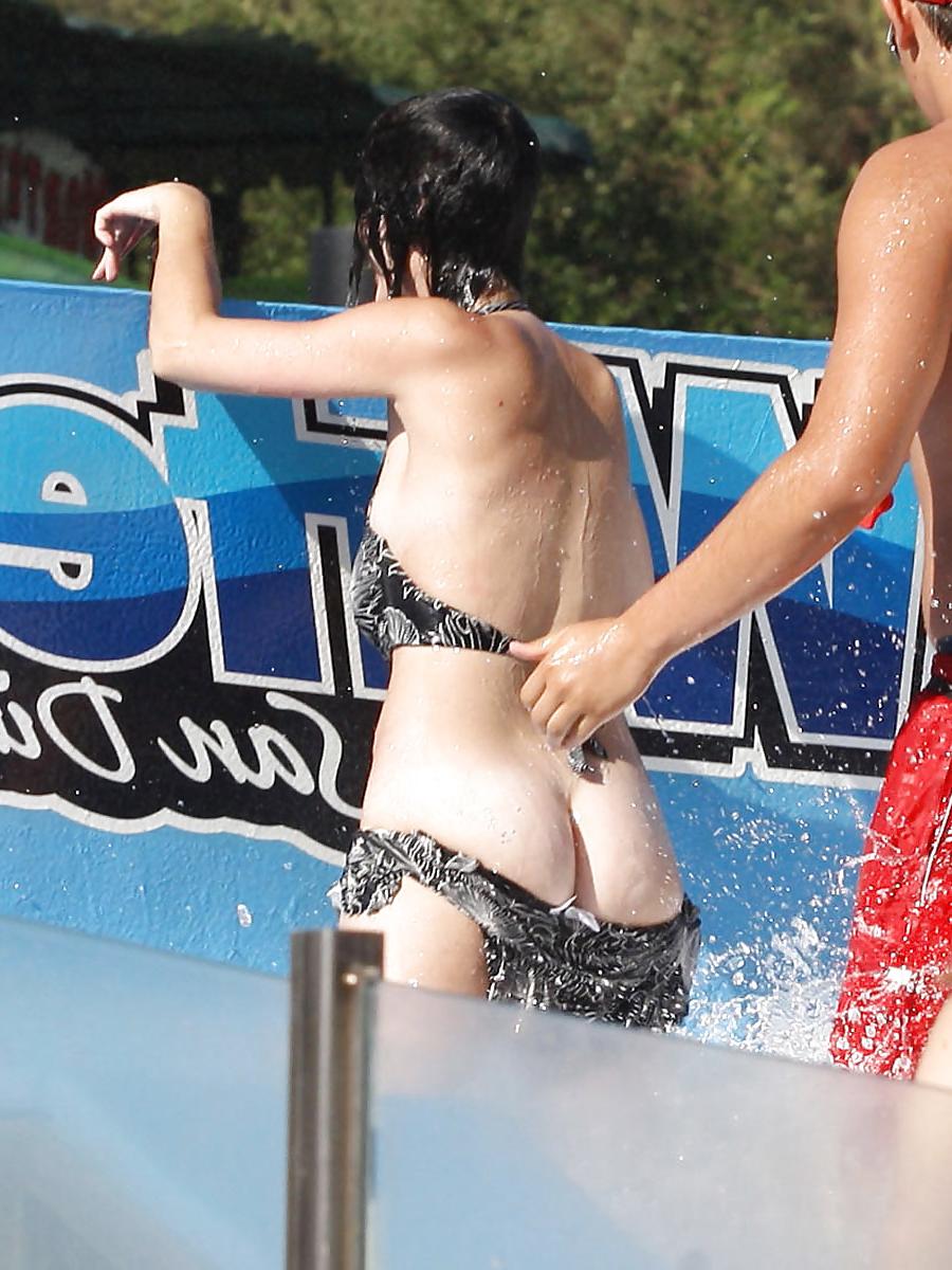 4P Katy Perry Loses Her Bikini Bottoms In Raging Waters 