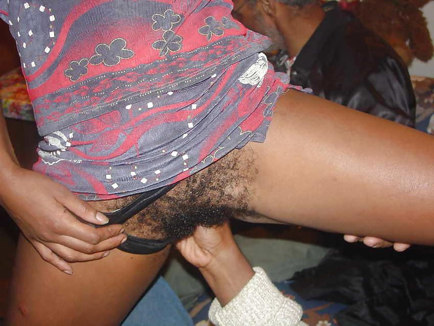 25P BLACK SLUT SPREADING HER HAIRY PUSSY AND GETTING FUCKED
