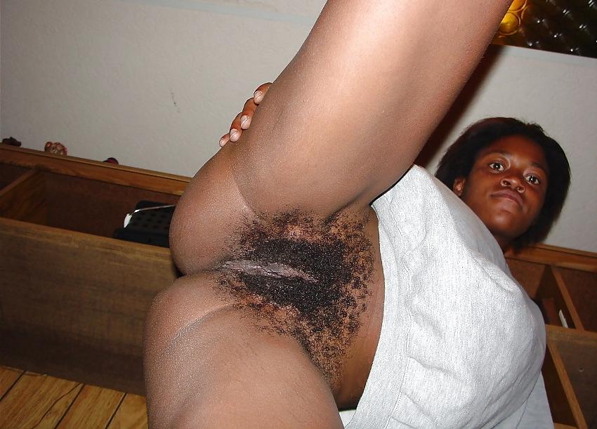 25P BLACK SLUT SPREADING HER HAIRY PUSSY AND GETTING FUCKED