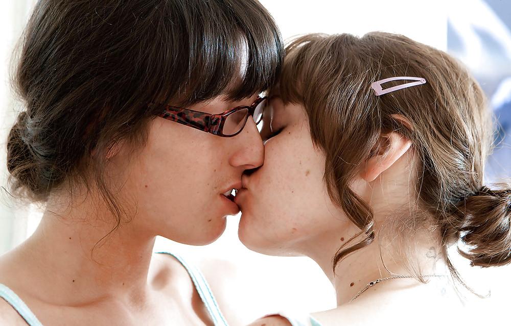 25P GIRLS KISSING GIRLS 4