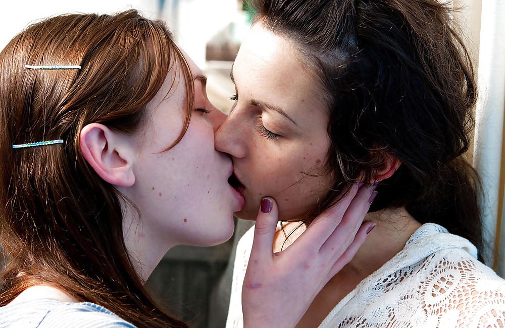 25P GIRLS KISSING GIRLS 18