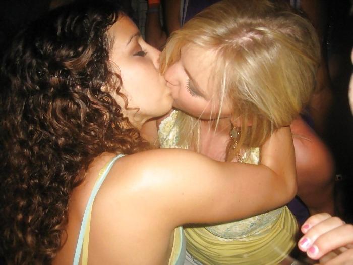 25P Teens Kissing Teen - Les