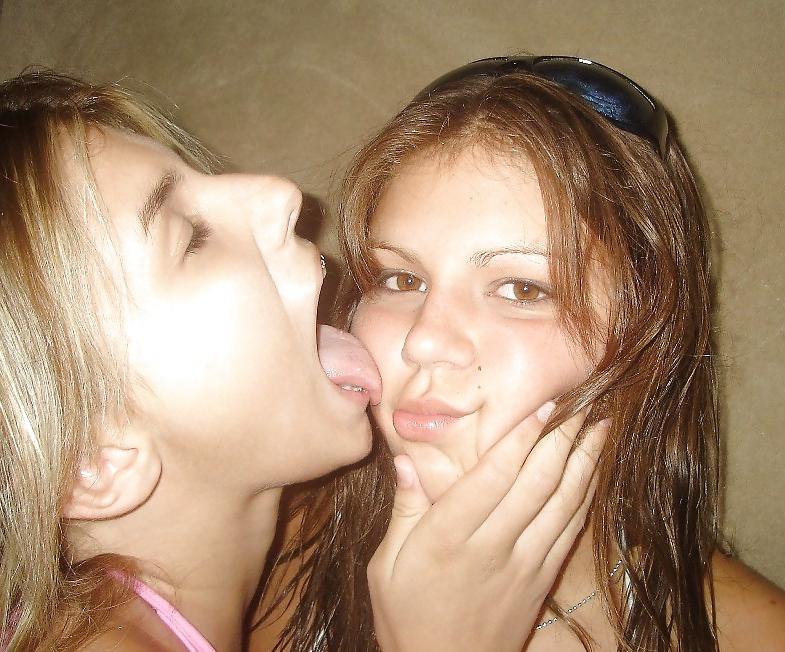25P Teens Kissing Teen - Les