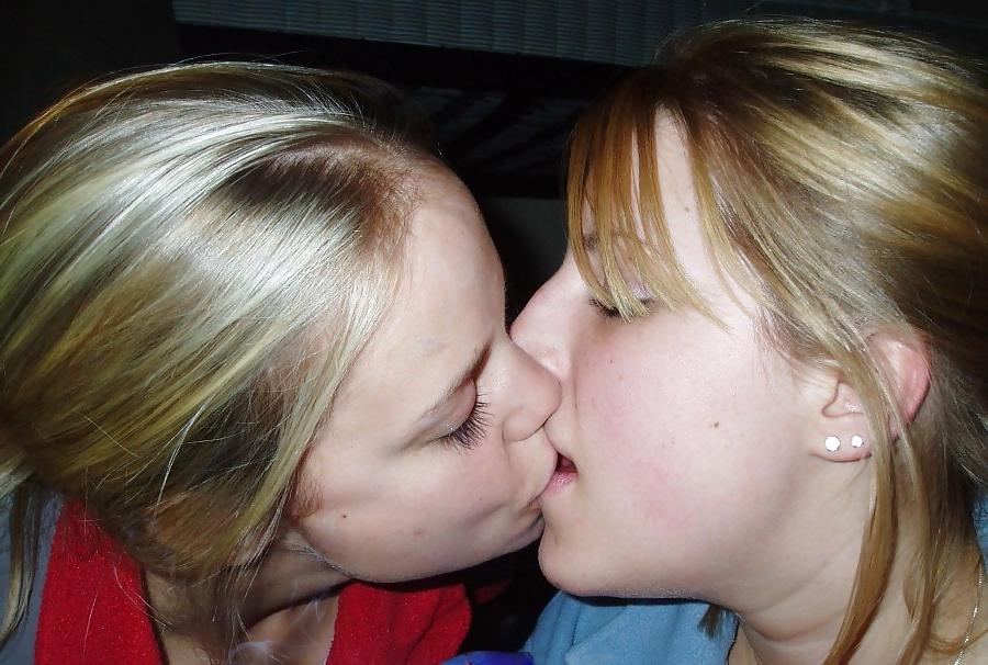 25P Teens Kissing Teen - Les