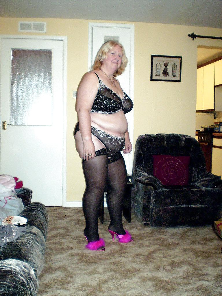 11P BBW Granny Goes Dogging