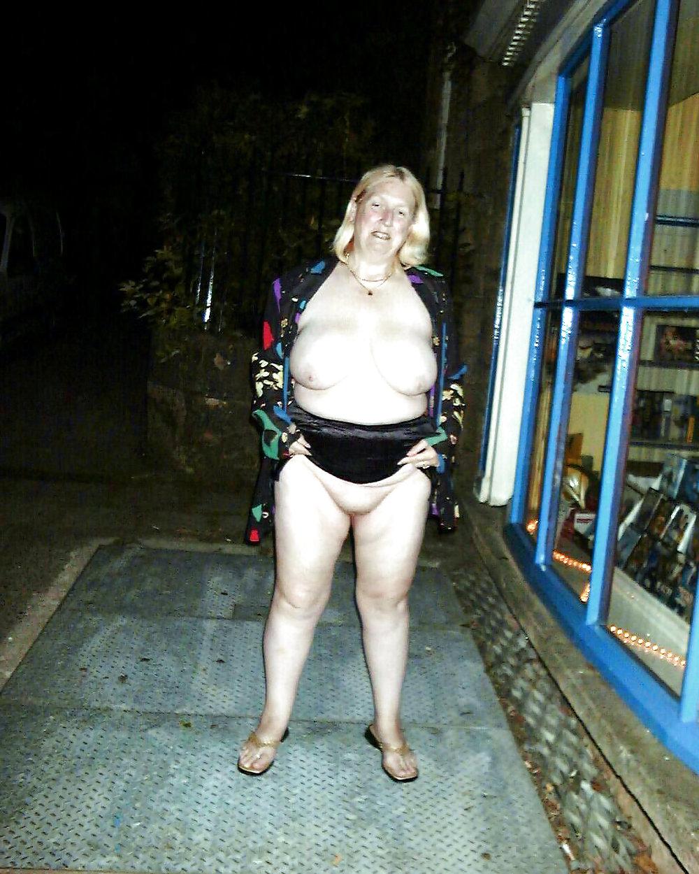 11P BBW Granny Goes Dogging
