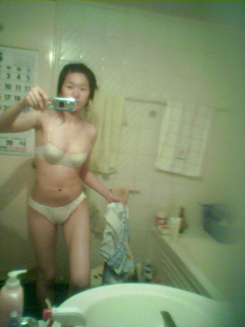 25P Korean girl takes self pics