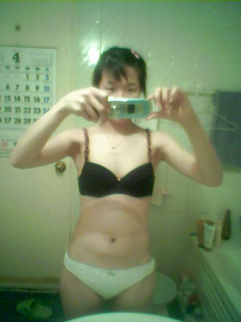 25P Korean girl takes self pics