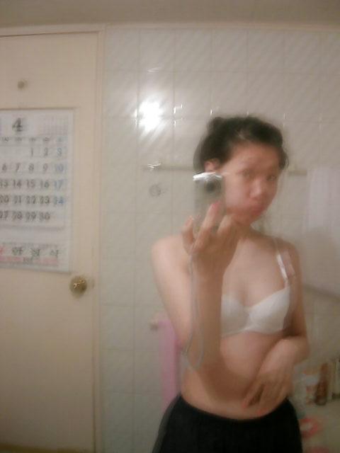 25P Korean girl takes self pics