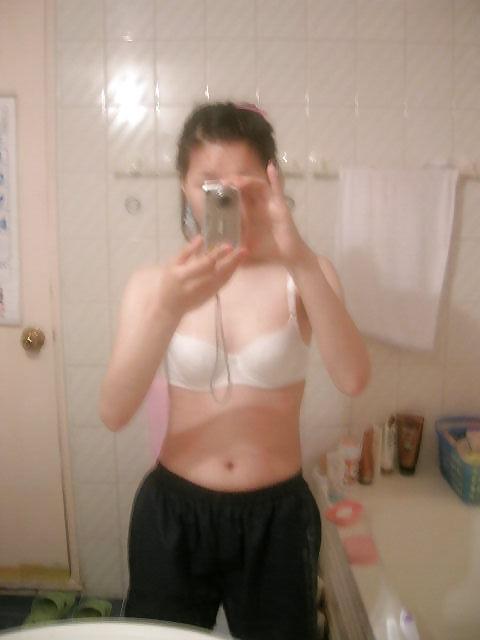 25P Korean girl takes self pics