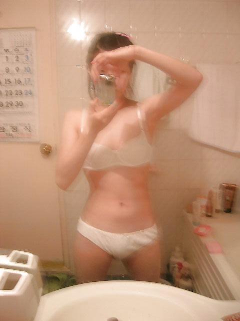 25P Korean girl takes self pics