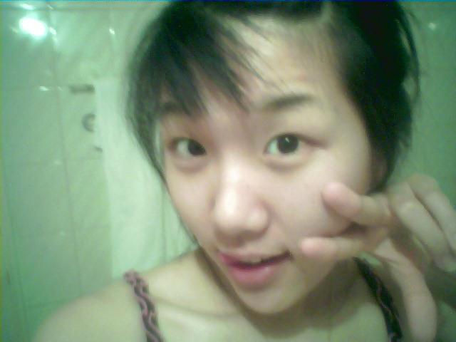 25P Korean girl takes self pics