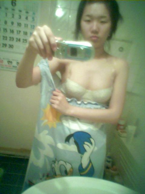 25P Korean girl takes self pics