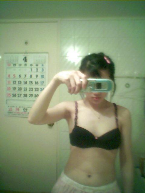 25P Korean girl takes self pics