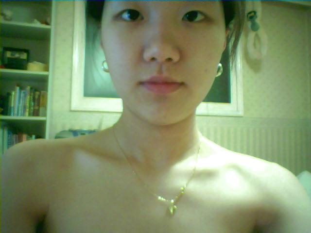 25P Korean girl takes self pics
