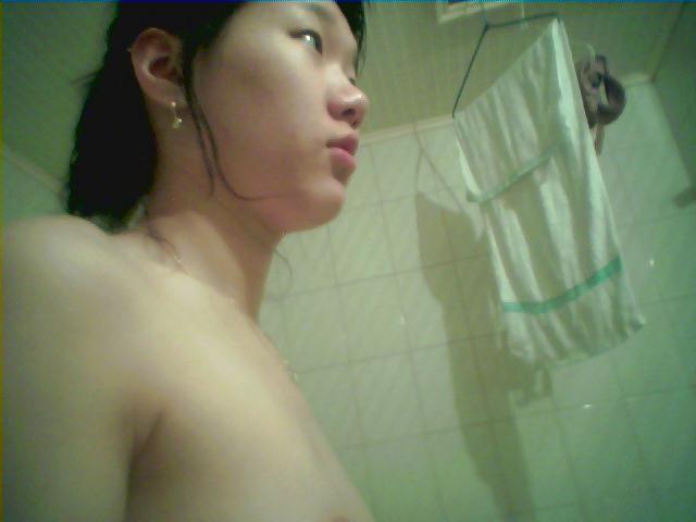 25P Korean girl takes self pics