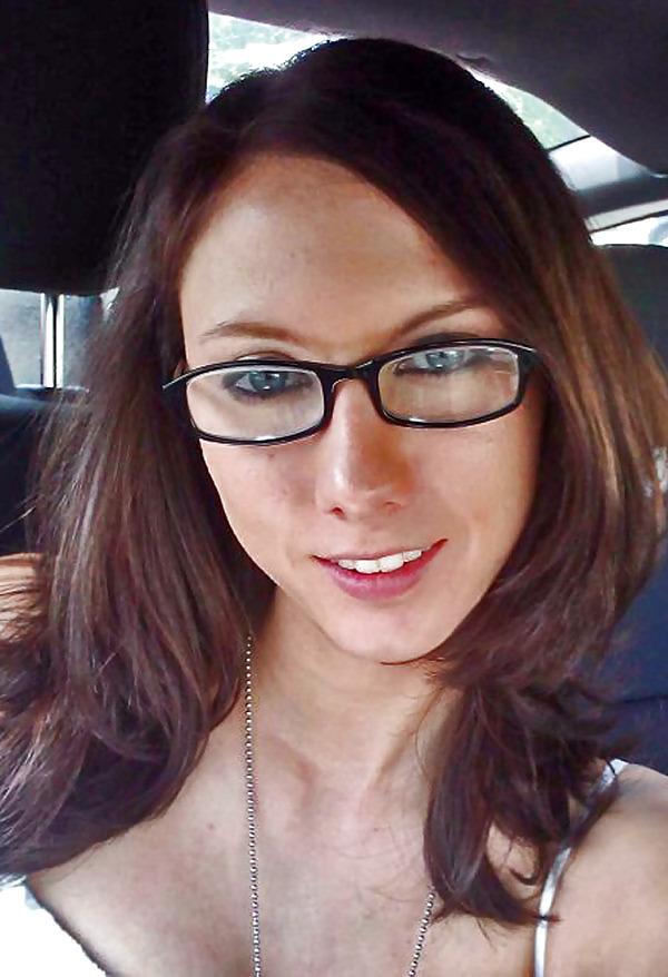 25P Flirty Nerd Girl