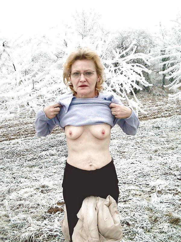 24P Grandma naked outdoor 01.